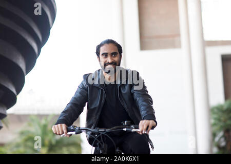 Junger Mann, Radfahren in der Stadt Stockfoto