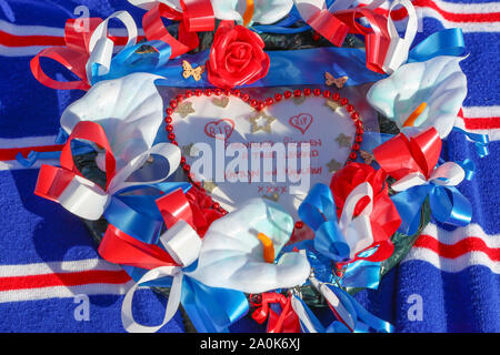 Glasgow, UK. 20 Sep, 2019. Tribute, einschließlich Blumen, Schals, Fußball, Karten und Kuchen haben an der Broomloan Straße und Copland Straße Tore von Ibrox Stadion, der Heimat der Glasgow Rangers in Respekt für FERNANDO RICKSEN, der Niederländischen internationalen Fußballer, die für Förster und der starb der Motor Neuron Disease (MND) am 18. September 2019, im Alter von 43 Links. Credit: Findlay/Alamy leben Nachrichten Stockfoto
