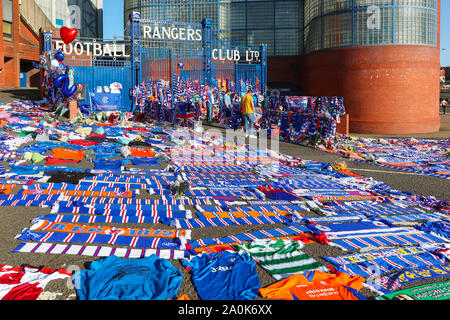 Glasgow, UK. 20 Sep, 2019. Tribute, einschließlich Blumen, Schals, Fußball, Karten und Kuchen haben an der Broomloan Straße und Copland Straße Tore von Ibrox Stadion, der Heimat der Glasgow Rangers in Respekt für FERNANDO RICKSEN, der Niederländischen internationalen Fußballer, die für Förster und der starb der Motor Neuron Disease (MND) am 18. September 2019, im Alter von 43 Links. Credit: Findlay/Alamy leben Nachrichten Stockfoto