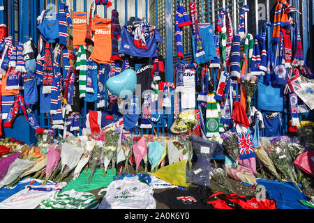 Glasgow, UK. 20 Sep, 2019. Tribute, einschließlich Blumen, Schals, Fußball, Karten und Kuchen haben an der Broomloan Straße und Copland Straße Tore von Ibrox Stadion, der Heimat der Glasgow Rangers in Respekt für FERNANDO RICKSEN, der Niederländischen internationalen Fußballer, die für Förster und der starb der Motor Neuron Disease (MND) am 18. September 2019, im Alter von 43 Links. Credit: Findlay/Alamy leben Nachrichten Stockfoto