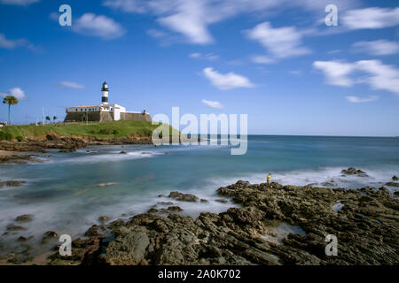 Strand am Leuchtturm und Fort Santo Antonio da Barra Stockfoto