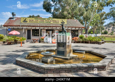 Gundagai, New South Wales, Australien - 11. März 2017. Statue von dem Hund auf dem Tuccurbox bei Snake Gully, 5 Meilen von Gundagai, mit kommerziellen Pr Stockfoto