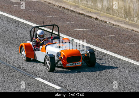 2009 Haynes Roadster; eine Replik von Lotus Seven Home-built Kit Car. Großbritannien Verkehr, Transport, moderne, Limousinen, Süd - auf die 3 spurige Autobahn M6 Autobahn gebunden. Stockfoto