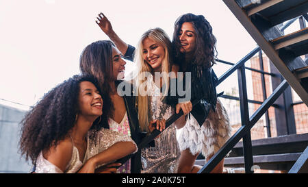 Lachen Freunde umarmen auf der Treppe in der Stadt Stockfoto