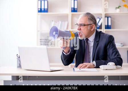 Weißen bärtigen alten Geschäftsmann Mitarbeiter mit übermäßiger Arbeit unzufrieden Stockfoto