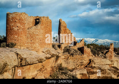 Hovenweep Schloss und Schlafen Ute Berg unter Schnee, Hovenweep National Monument, Utah USA Stockfoto