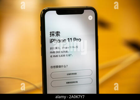 Ein neuer Apple iPhone 11 Pro Max in einem Apple Store an der IFC Mall in Pudong New Area, Shanghai angezeigt. Apple hat den Vertrieb seiner neuesten iPhone 11 Serie in China. Stockfoto