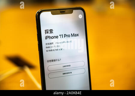 Ein neuer Apple iPhone 11 Pro Max in einem Apple Store an der IFC Mall in Pudong New Area, Shanghai angezeigt. Apple hat den Vertrieb seiner neuesten iPhone 11 Serie in China. Stockfoto