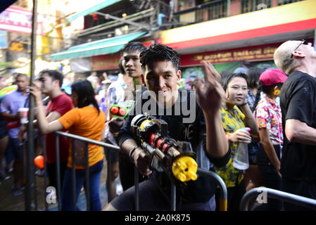 Die Menschen feiern das Songkran Festival Stockfoto