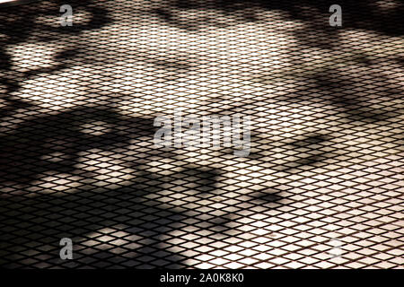 Schatten von Bäumen auf Fliesen- stadt Bürgersteig, abstrakten Architektonischen Hintergrund Stockfoto