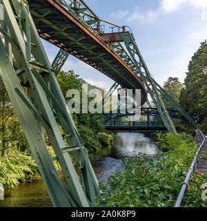 Die erstaunliche Hängebahn bezeichnet die Schwebebahn in Wuppertal, in der Nähe von Düsseldorf im Westen Deutschlands. Alle Züge sind jetzt diese blasse Farbe blau. Stockfoto