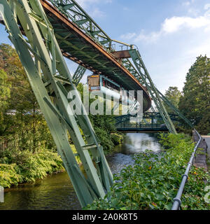 Die erstaunliche Hängebahn bezeichnet die Schwebebahn in Wuppertal, in der Nähe von Düsseldorf im Westen Deutschlands. Alle Züge sind jetzt diese blasse Farbe blau. Stockfoto