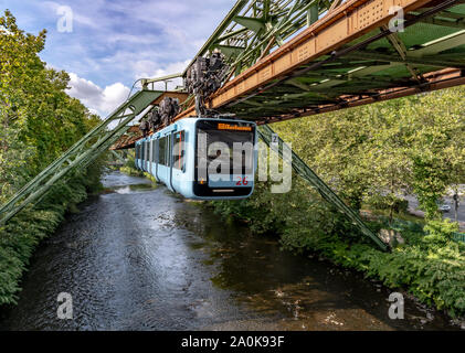 Die erstaunliche Hängebahn bezeichnet die Schwebebahn in Wuppertal, in der Nähe von Düsseldorf im Westen Deutschlands. Alle Züge sind jetzt diese blasse Farbe blau. Stockfoto