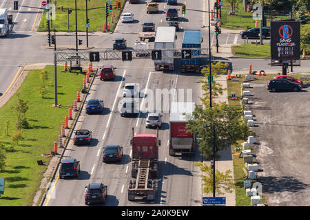 Montreal, CA - 19. September 2019: Verkehr auf dem Boulevard Rene-Levesque, wie von Jacques Cartier Brücke gesehen. Stockfoto