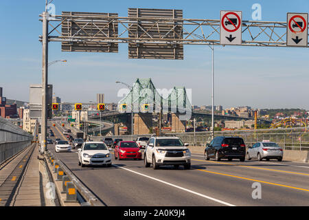 MONTREAL, CA - 19. September 2019. Verkehr auf Jacques Cartier Brücke St. Lawrence River. Stockfoto