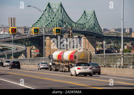 MONTREAL, CA - 19. September 2019. Verkehr auf Jacques Cartier Brücke St. Lawrence River. Stockfoto