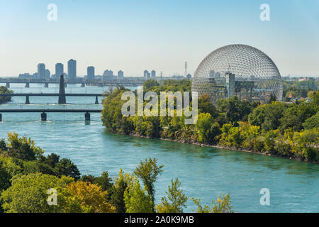 Montreal, Kanada - 19 September 2019: Biosphäre & Saint-Lawrence River von jacques-cartier Bridge. Stockfoto