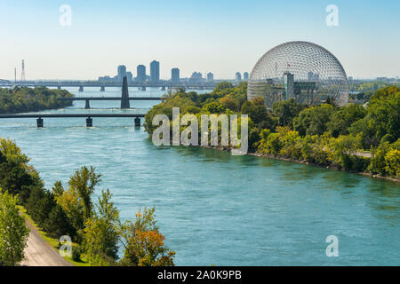 Montreal, Kanada - 19 September 2019: Biosphäre & Saint-Lawrence River von jacques-cartier Bridge. Stockfoto