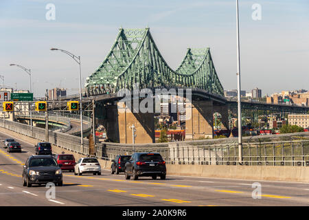 MONTREAL, CA - 19. September 2019. Verkehr auf Jacques Cartier Brücke St. Lawrence River. Stockfoto