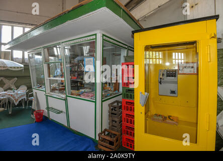 Trebus, Deutschland. 19 Sep, 2019. Ein Kiosk und eine Telefonzelle aus DDR-Zeiten gehören zu einer Ausstellung der IFA-Freunde Trebus. Die ehemaligen deutschen Staat im kleinen Maßstab existiert in der brandenburgischen Provinz. Die IFA-Freunde in Trebus bietet eine authentische Reise durch die Zeit in das alltägliche Leben in der DDR auf 14.000 Quadratmeter Fläche. Besucher in Erinnerungen bei Führungen verwöhnen. Foto: Patrick Pleul/dpa-Zentralbild/ZB/dpa/Alamy leben Nachrichten Stockfoto