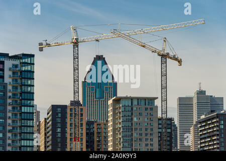 Montreal, Kanada - 19 September 2019: Gebäude im Bau in Montreal Downtown, mit 1000 De la Gauchetiere Gebäude im Hintergrund. Stockfoto