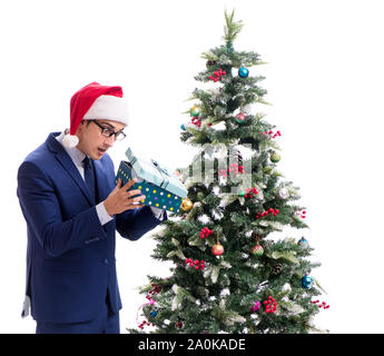 Der Geschäftsmann schmücken Weihnachtsbaum isoliert auf weißem Stockfoto