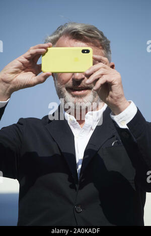 September 20, 2019, Madrid, Madrid, Spanien: Australische Schauspieler Sam Neill nimmt ein Bild mit einem Handy als besucht er 'Blackbird' Fotoshooting während 67th San Sebastian Film Festival im Kursaal Palace in San Sebastian. (Bild: © Jack Abuin/ZUMA Draht) Stockfoto