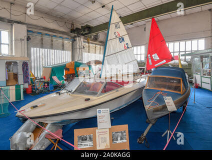 19. September 2019, Brandenburg, Trebus: Boote und Camping Objekte aus DDR-Zeiten gehören zu einer Ausstellung der IFA-Freunde Trebus. Die ehemaligen deutschen Staat im kleinen Maßstab existiert in der brandenburgischen Provinz. Die IFA-Freunde in Trebus bietet eine authentische Reise durch die Zeit in das alltägliche Leben in der DDR auf 14.000 Quadratmeter Fläche. Besucher in Erinnerungen bei Führungen verwöhnen. Foto: Patrick Pleul/dpa-Zentralbild/ZB Stockfoto