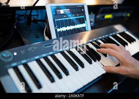 Finger der jungen zeitgenössischen Pianisten drücken der Tasten der Tastatur Stockfoto