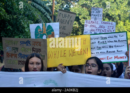 Assam, Indien. 20 Sep, 2019. Studenten aus verschiedenen Hochschulen und Schulen beteiligen sich an dem globalen Klimawandel Streik, in Guwahati, Assam, Indien Freitag, September 20, 2019. Zehntausende Demonstranten melden Sie kundgebungen am Freitag als Tag der weltweiten Demonstrationen Aufruf zum Handeln gegen den Klimawandel vor einem UN-Gipfel in New York. Quelle: David Talukdar/Alamy leben Nachrichten Stockfoto