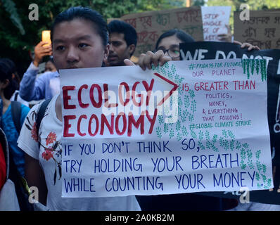 Assam, Indien. 20 Sep, 2019. Studenten aus verschiedenen Hochschulen und Schulen beteiligen sich an dem globalen Klimawandel Streik, in Guwahati, Assam, Indien Freitag, September 20, 2019. Zehntausende Demonstranten melden Sie kundgebungen am Freitag als Tag der weltweiten Demonstrationen Aufruf zum Handeln gegen den Klimawandel vor einem UN-Gipfel in New York. Quelle: David Talukdar/Alamy leben Nachrichten Stockfoto