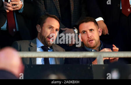 England-Manager Gareth Southgate (links) auf der Tribüne während des Spiels der Premier League im St. Mary's Stadium, Southampton. Bilddatum: Freitag, 20. September 2019. Siehe PA Geschichte FUSSBALL Southampton. Bildnachweis sollte lauten: Andrew Matthews/PA Wire. EINSCHRÄNKUNGEN: Keine Verwendung mit nicht autorisierten Audio-, Video-, Daten-, Fixture-Listen, Club-/Liga-Logos oder „Live“-Diensten. Online-in-Match-Nutzung auf 120 Bilder beschränkt, keine Videoemulation. Keine Verwendung in Wetten, Spielen oder Veröffentlichungen für einzelne Vereine/Vereine/Vereine/Spieler. Stockfoto