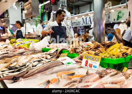 Santander, Spanien - 27. August 2019: El Mercado de La Esperanza ist eine geschäftige Fisch und frisches Produkt Markt in Santander, Spanien berühmt für seine hohe Quali Stockfoto