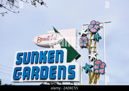 Classic vintage Zeichen für versunkenen Gärten, einer Stadt, die im Besitz öffentlicher Garten und einzigartigen Reiseziel in St. Petersburg, Florida. Stockfoto