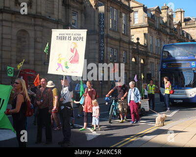 Arbeitnehmer melden Sie Schüler & Studenten in marschieren nach Sheffield City Hall und markante während des globalen Klimas Strike Rally 20. September 2019. Stockfoto