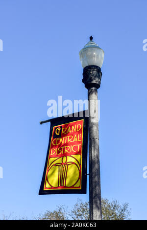 Eine Fahne auf einer Lamp Post in St. Petersburg im Grand Central District, vor einem wolkenlosen blauen Himmel. Stockfoto