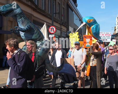 Arbeitnehmer melden Sie Schüler & Studenten in marschieren nach Sheffield City Hall und markante während des globalen Klimas Strike Rally 20. September 2019. Stockfoto