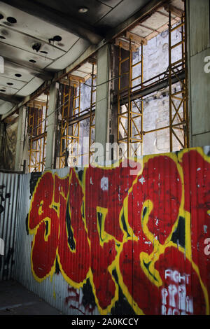 Athen Griechenland Innenraum der baufälligen Gebäude mit Graffiti auf Stadiou Street Stockfoto