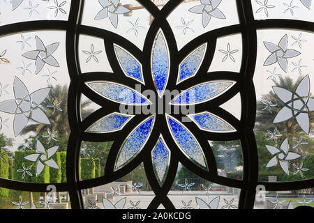 Décoration florale. Vitrail. Etoile. Mosquée Sheikh Zayed. 1995. Abou Abi. / Glasmalerei. Fensterrahmen. Sheikh Zayed Moschee. 1995. Stockfoto