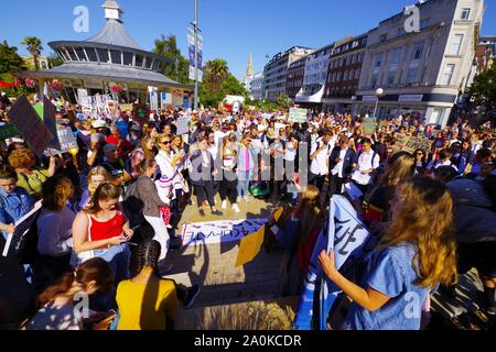 Hunderte in Bournemouth trat in das globale Klima Streik 20 th September 2019. Mit einer Versammlung in Bournemouth Square einen Aufruf zum Handeln auf die Auswirkungen des Klimawandels gemacht wurde. Die globale Streik wurde auf internationaler Ebene. Stockfoto