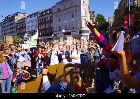 Hunderte in Bournemouth trat in das globale Klima Streik 20 th September 2019. Mit einer Versammlung in Bournemouth Square einen Aufruf zum Handeln auf die Auswirkungen des Klimawandels gemacht wurde. Die globale Streik wurde auf internationaler Ebene. Stockfoto