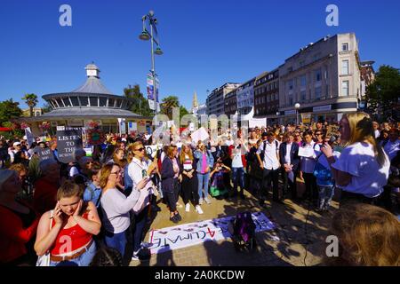 Hunderte in Bournemouth trat in das globale Klima Streik 20 th September 2019. Mit einer Versammlung in Bournemouth Square einen Aufruf zum Handeln auf die Auswirkungen des Klimawandels gemacht wurde. Die globale Streik wurde auf internationaler Ebene. Stockfoto