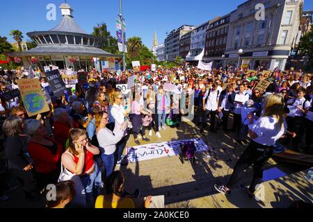 Hunderte in Bournemouth trat in das globale Klima Streik 20 th September 2019. Mit einer Versammlung in Bournemouth Square einen Aufruf zum Handeln auf die Auswirkungen des Klimawandels gemacht wurde. Die globale Streik wurde auf internationaler Ebene. Stockfoto