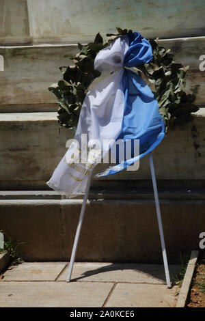 Athen Griechenland Kranz an der Basis der bronzene Reiterstatue von Theodoros Kolokotronis griechische General im Unabhängigkeitskrieg außerhalb des Nationalen Histo Stockfoto