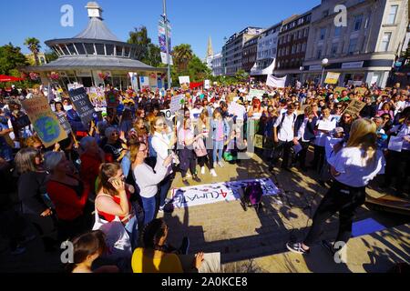 Hunderte in Bournemouth trat in das globale Klima Streik 20 th September 2019. Mit einer Versammlung in Bournemouth Square einen Aufruf zum Handeln auf die Auswirkungen des Klimawandels gemacht wurde. Die globale Streik wurde auf internationaler Ebene. Stockfoto