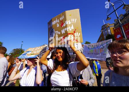 Hunderte in Bournemouth trat in das globale Klima Streik 20 th September 2019. Mit einer Versammlung in Bournemouth Square einen Aufruf zum Handeln auf die Auswirkungen des Klimawandels gemacht wurde. Die globale Streik wurde auf internationaler Ebene. Stockfoto