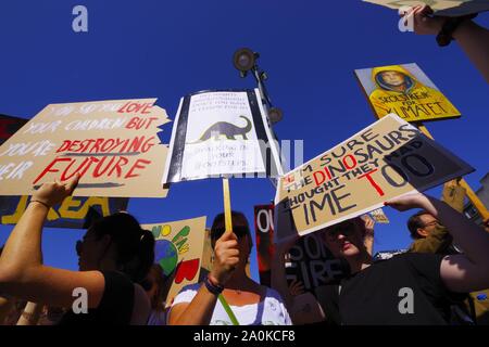 Hunderte in Bournemouth trat in das globale Klima Streik 20 th September 2019. Mit einer Versammlung in Bournemouth Square einen Aufruf zum Handeln auf die Auswirkungen des Klimawandels gemacht wurde. Die globale Streik wurde auf internationaler Ebene. Stockfoto