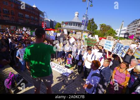 Hunderte in Bournemouth trat in das globale Klima Streik 20 th September 2019. Mit einer Versammlung in Bournemouth Square einen Aufruf zum Handeln auf die Auswirkungen des Klimawandels gemacht wurde. Die globale Streik wurde auf internationaler Ebene. Stockfoto