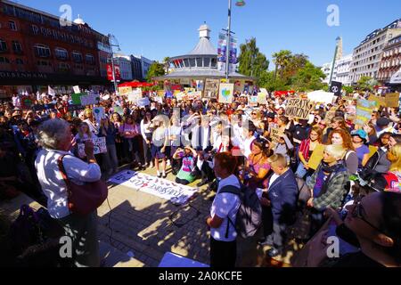 Hunderte in Bournemouth trat in das globale Klima Streik 20 th September 2019. Mit einer Versammlung in Bournemouth Square einen Aufruf zum Handeln auf die Auswirkungen des Klimawandels gemacht wurde. Die globale Streik wurde auf internationaler Ebene. Stockfoto