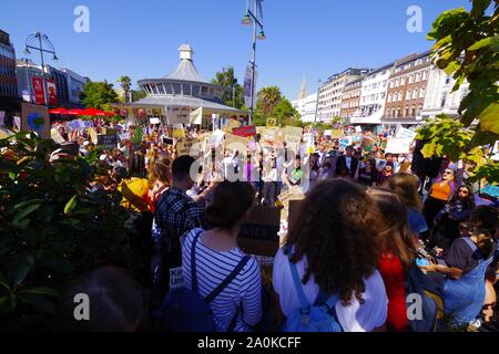 Hunderte in Bournemouth trat in das globale Klima Streik 20 th September 2019. Mit einer Versammlung in Bournemouth Square einen Aufruf zum Handeln auf die Auswirkungen des Klimawandels gemacht wurde. Die globale Streik wurde auf internationaler Ebene. Stockfoto